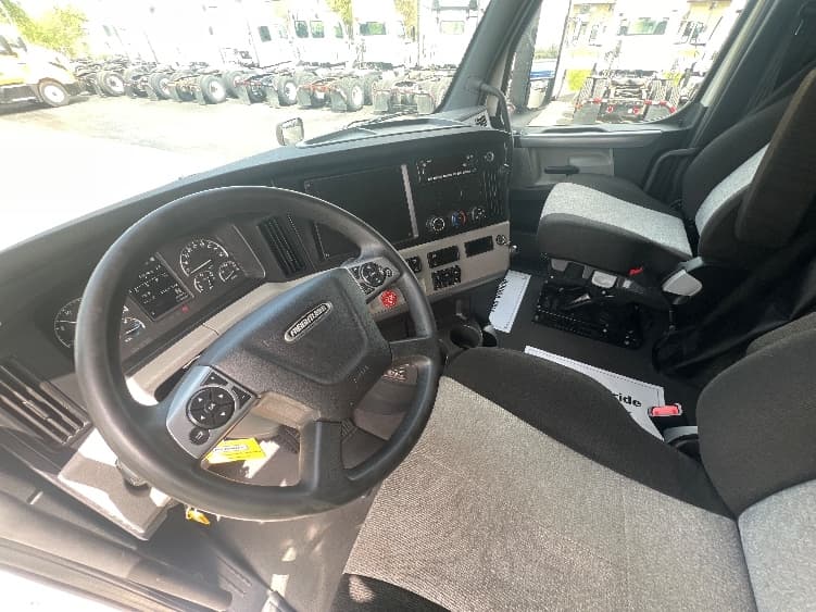2022 Freightliner Cascadia — photo 10