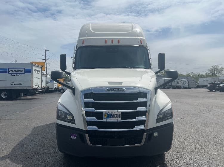 2022 Freightliner Cascadia — photo 2