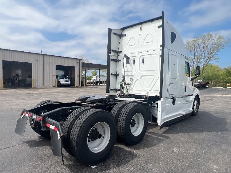 2022 Freightliner Cascadia — photo 7