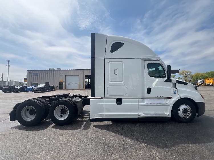 2022 Freightliner Cascadia — photo 8