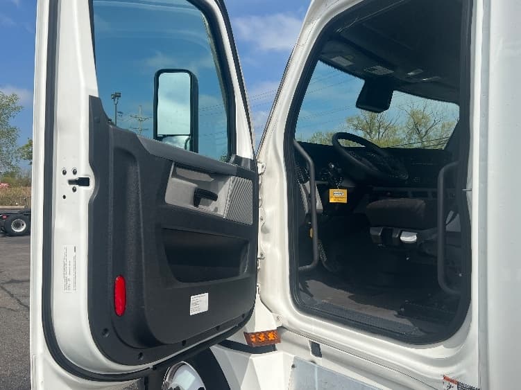 2022 Freightliner Cascadia — photo 9