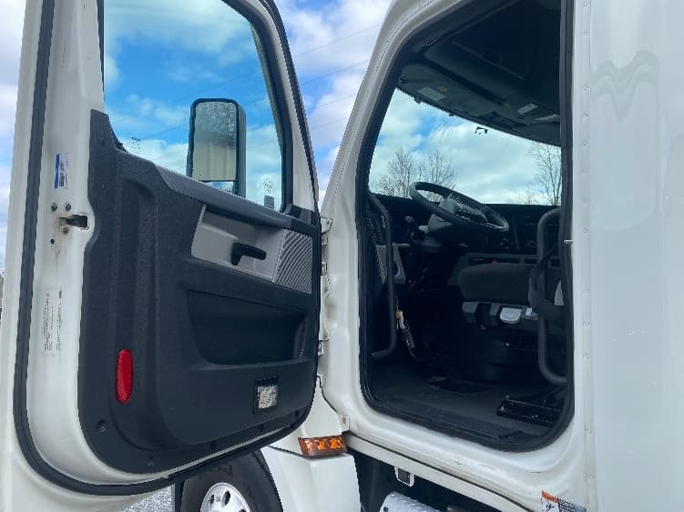 2022 Freightliner Cascadia — photo 9