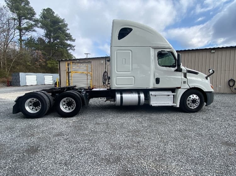 2022 Freightliner Cascadia — photo 8