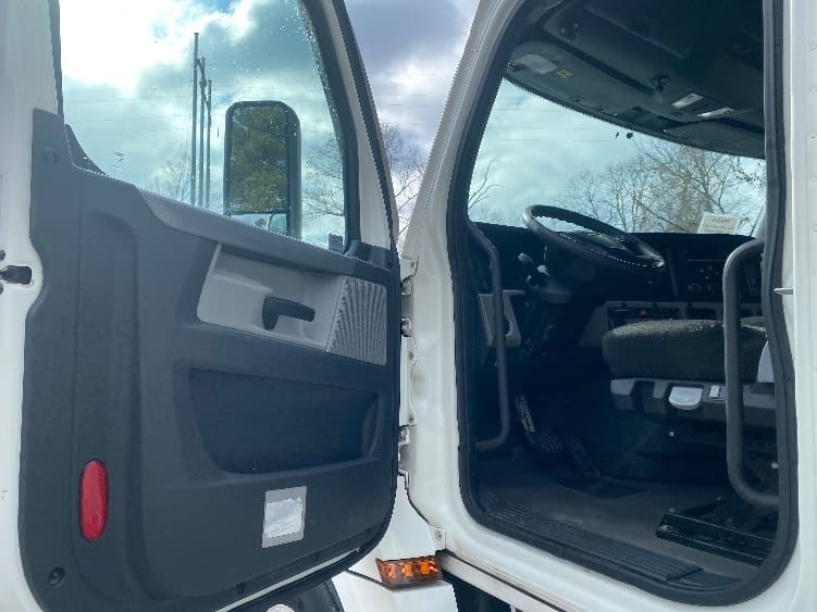 2022 Freightliner Cascadia — photo 9