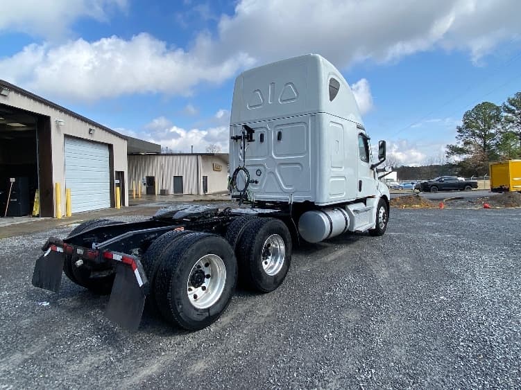 2022 Freightliner Cascadia — photo 7