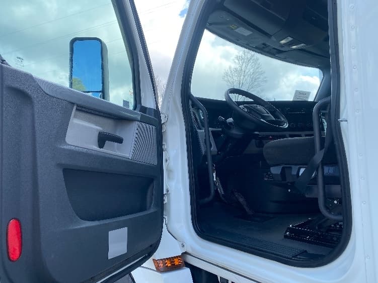 2022 Freightliner Cascadia — photo 9