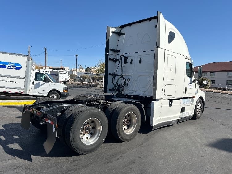 2022 Freightliner Cascadia — photo 7
