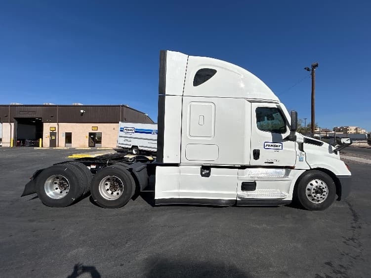 2022 Freightliner Cascadia — photo 8