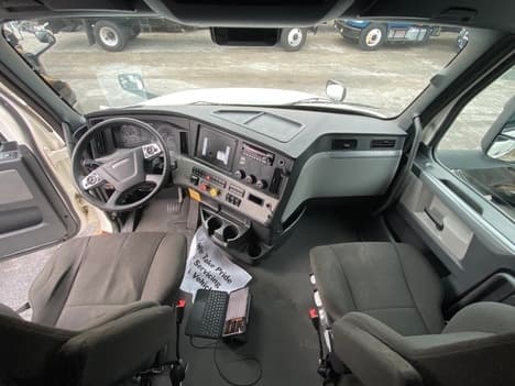 2022 Freightliner Cascadia — photo 7