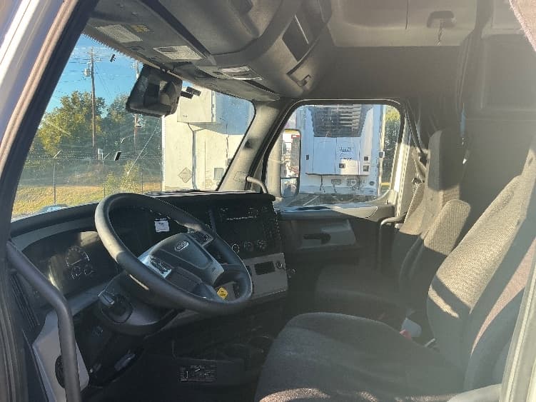 2022 Freightliner Cascadia — photo 10
