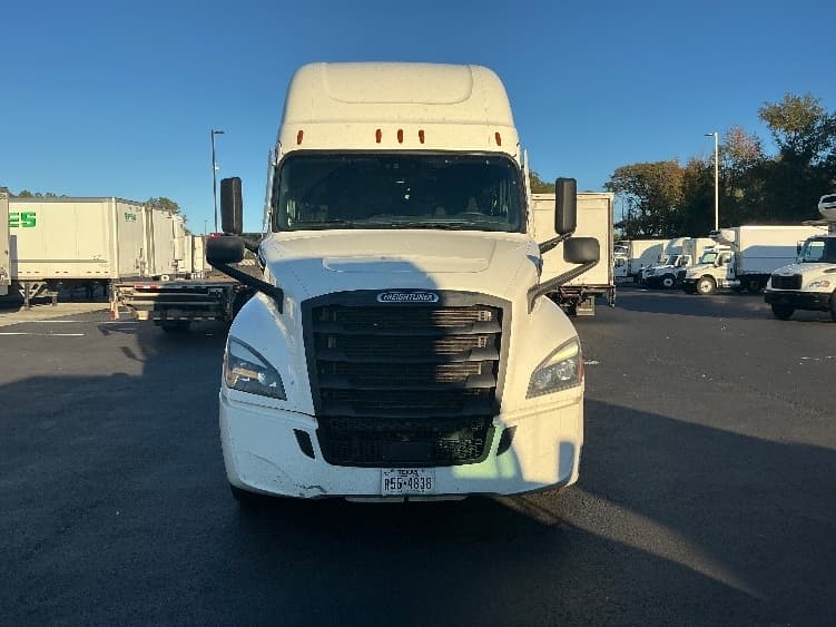 2022 Freightliner Cascadia — photo 2
