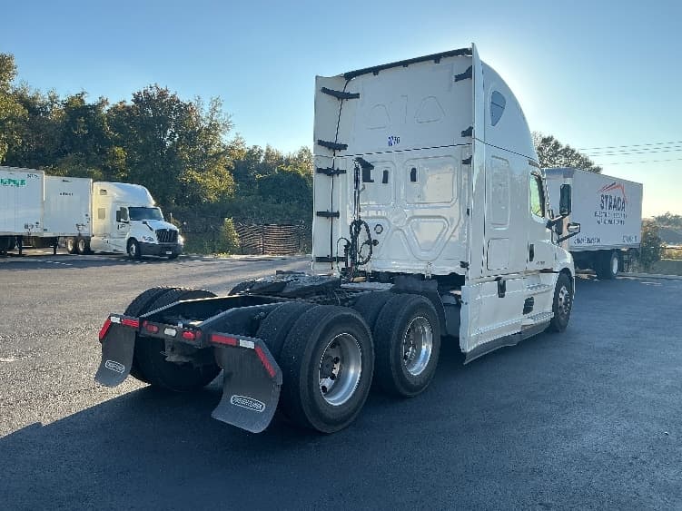 2022 Freightliner Cascadia — photo 7