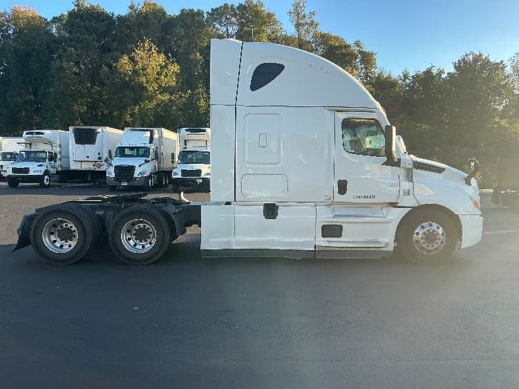 2022 Freightliner Cascadia — photo 8