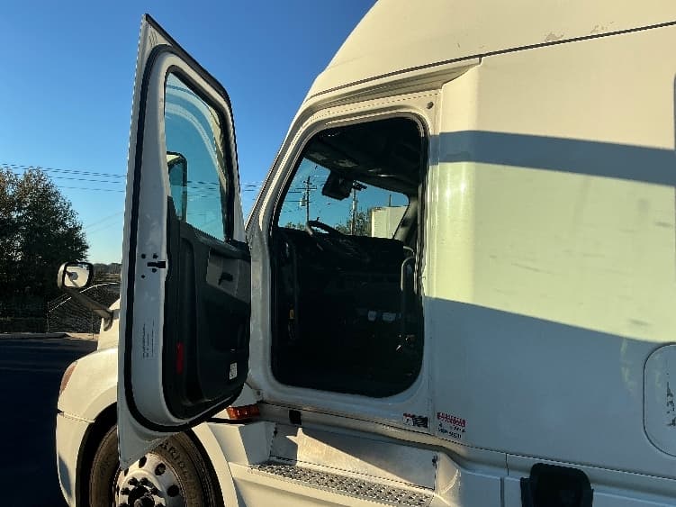 2022 Freightliner Cascadia — photo 9