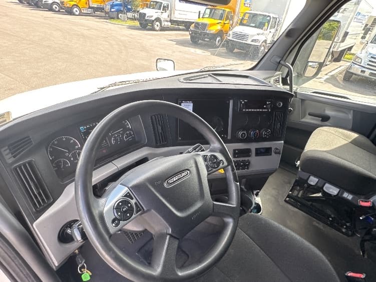 2022 Freightliner Cascadia — photo 10