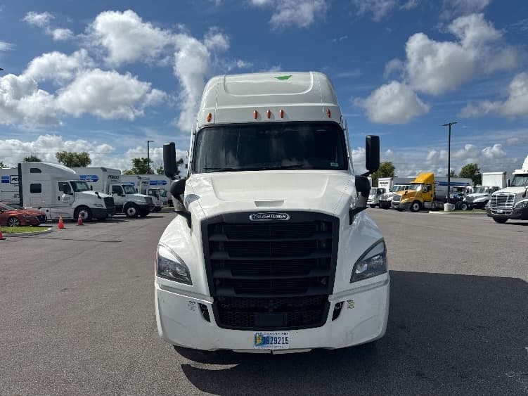 2022 Freightliner Cascadia — photo 2