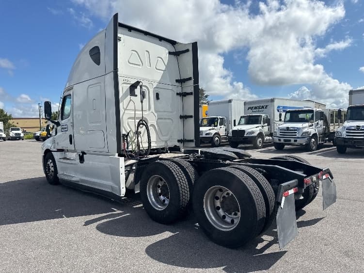 2022 Freightliner Cascadia — photo 5