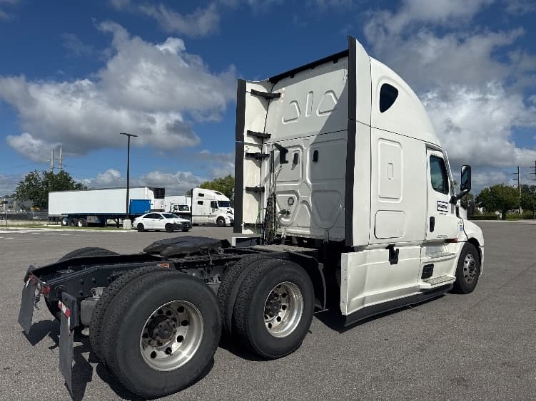 2022 Freightliner Cascadia — photo 7