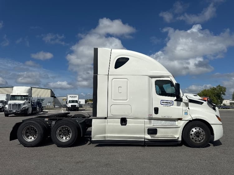 2022 Freightliner Cascadia — photo 8
