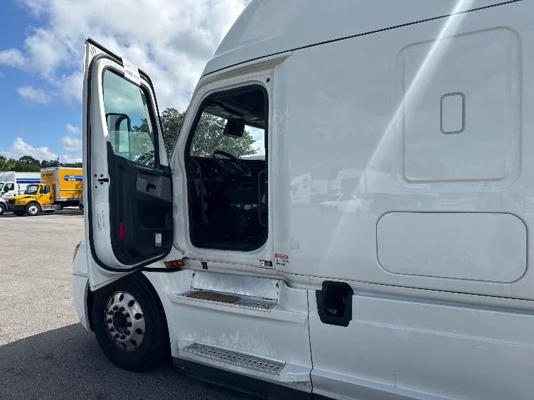 2022 Freightliner Cascadia — photo 9