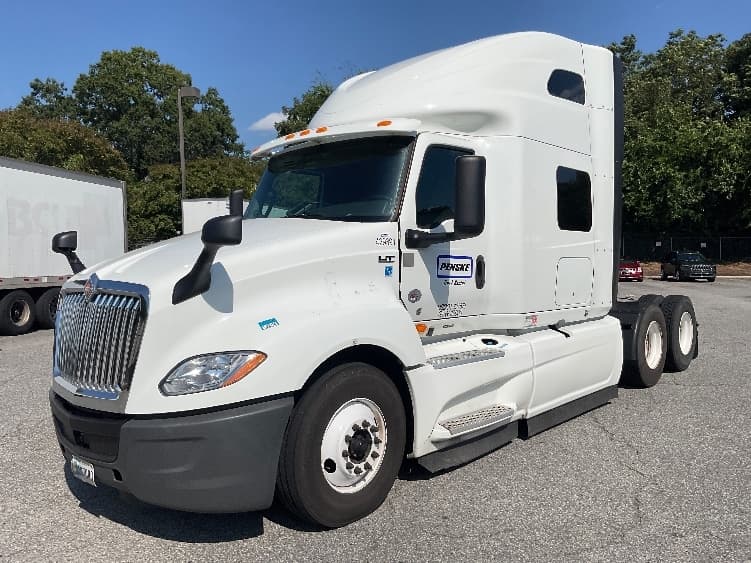 2022 International LT — photo 3