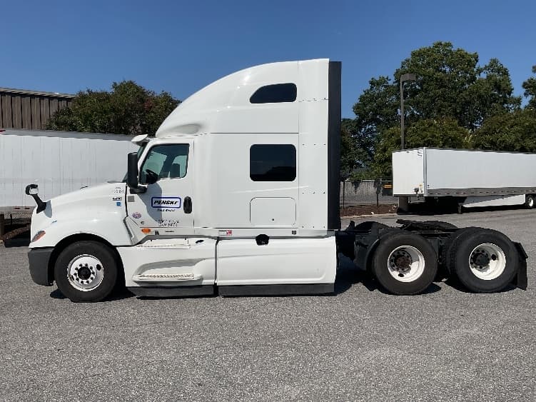 2022 International LT — photo 4