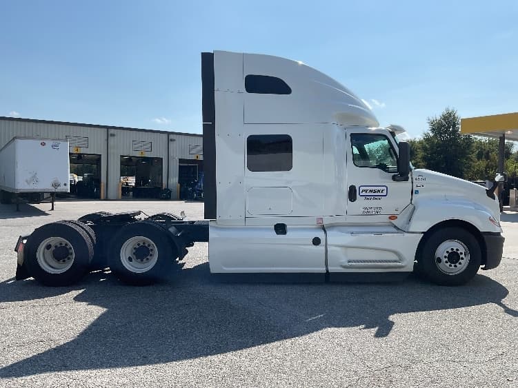 2022 International LT — photo 8