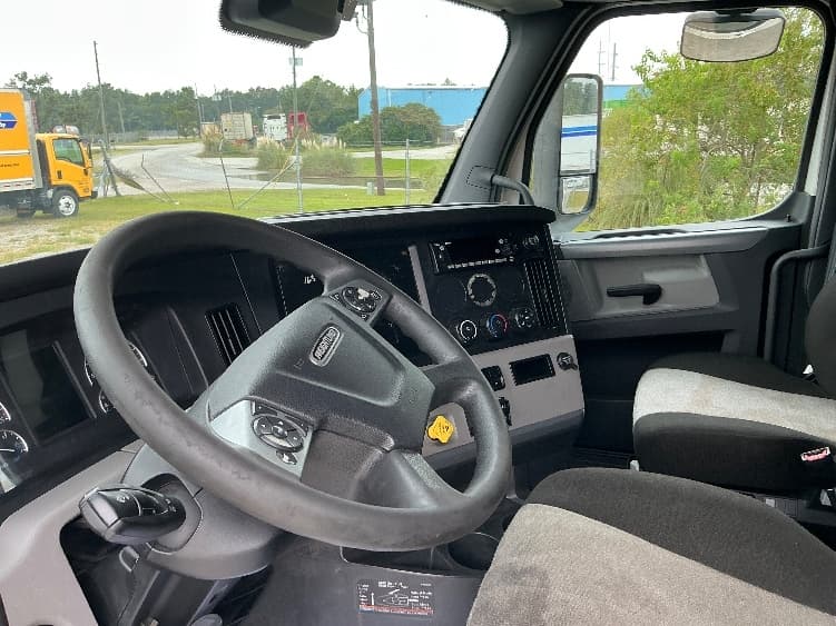 2022 Freightliner Cascadia — photo 10