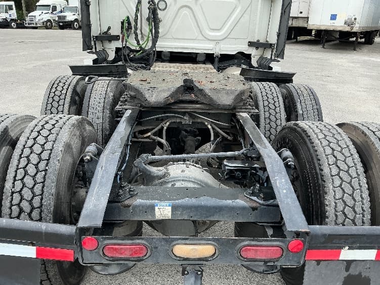 2022 Freightliner Cascadia — photo 6