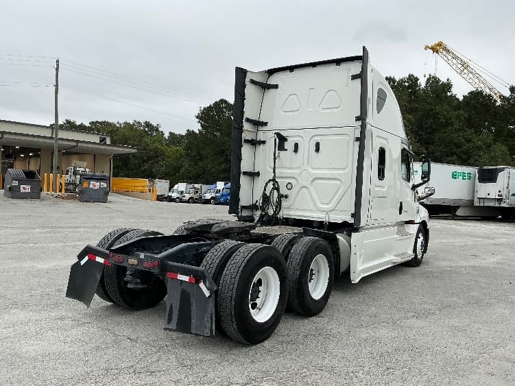 2022 Freightliner Cascadia — photo 7