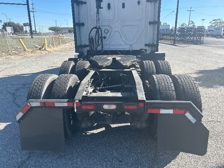 2022 Freightliner Cascadia — photo 6