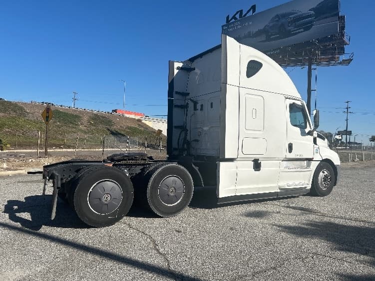 2022 Freightliner Cascadia — photo 7