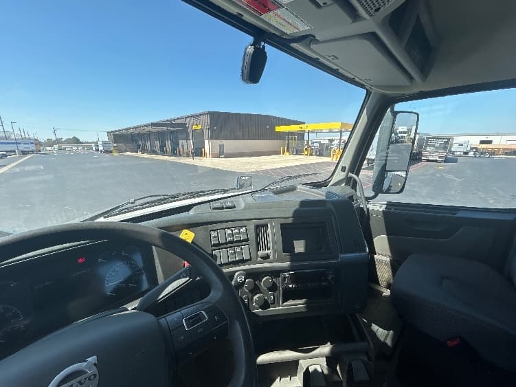 2022 Volvo VNL 300 — photo 10