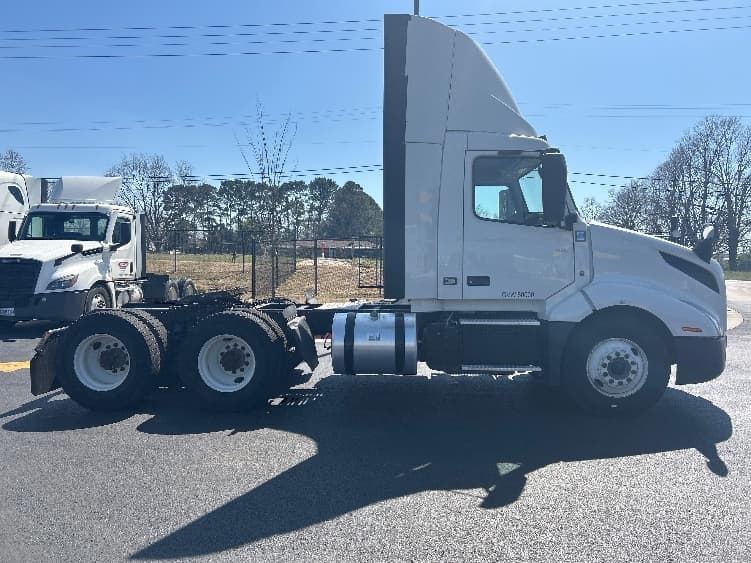 2022 Volvo VNL 300 — photo 8