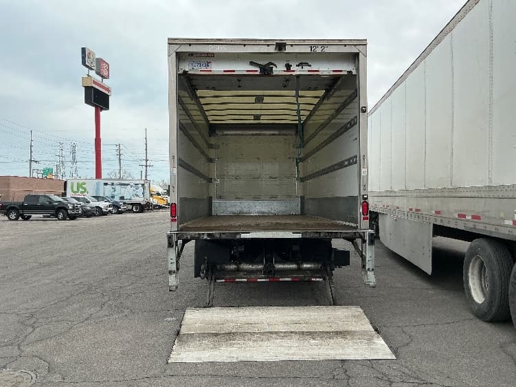 2022 Isuzu NQR — photo 9