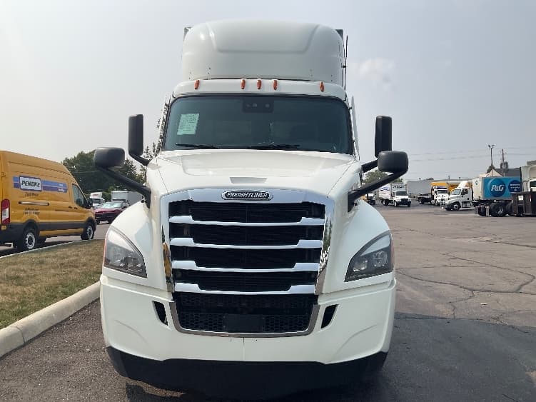 2022 Freightliner Cascadia — photo 2