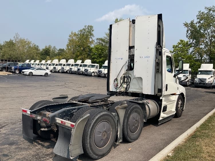 2022 Freightliner Cascadia — photo 7