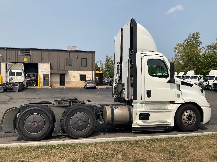 2022 Freightliner Cascadia — photo 8