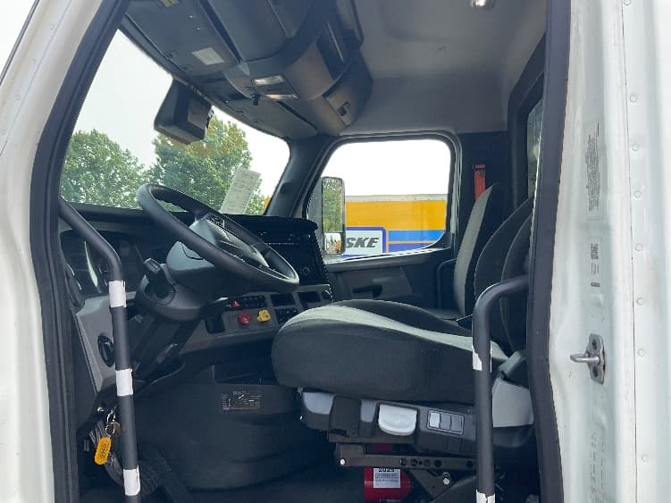 2022 Freightliner Cascadia — photo 9