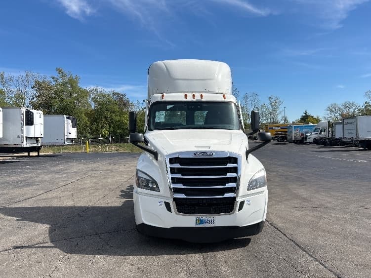 2022 Freightliner Cascadia — photo 2