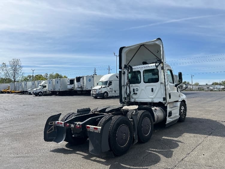 2022 Freightliner Cascadia — photo 7