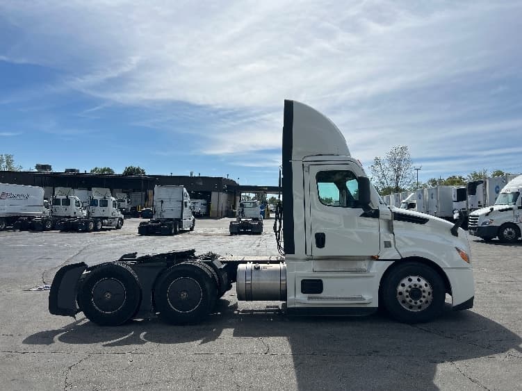 2022 Freightliner Cascadia — photo 8
