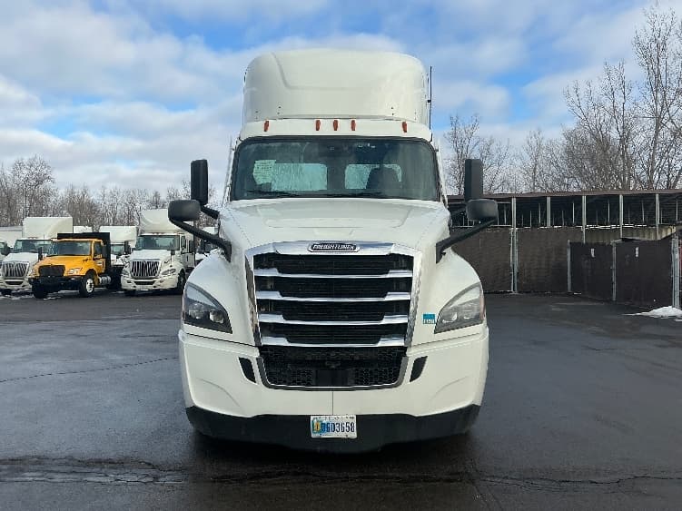 2022 Freightliner Cascadia — photo 2