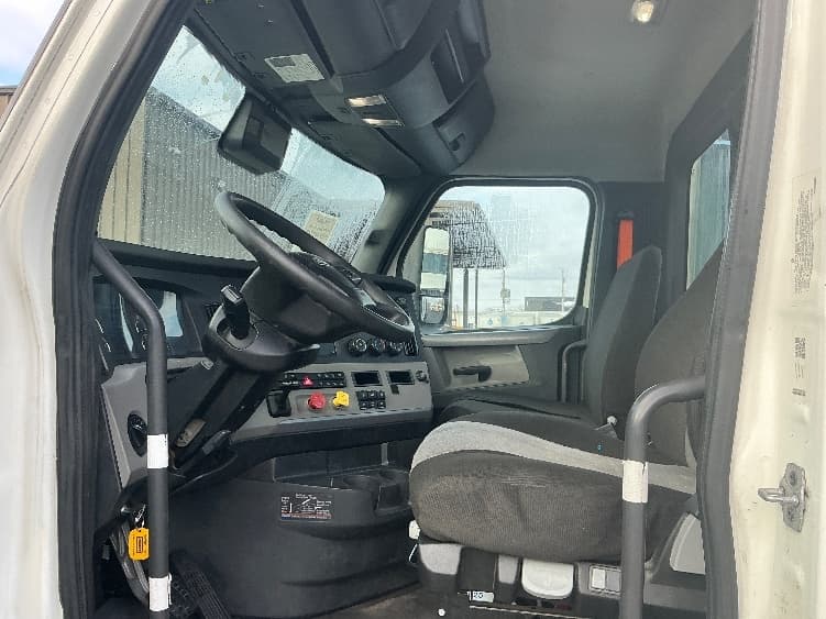 2022 Freightliner Cascadia — photo 9