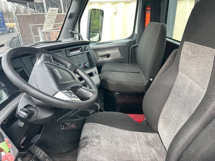 2022 Freightliner Cascadia — photo 10