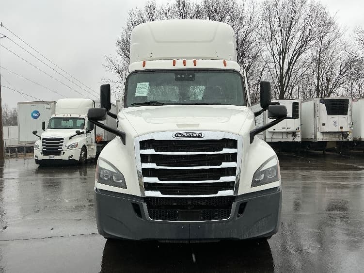 2022 Freightliner Cascadia — photo 2