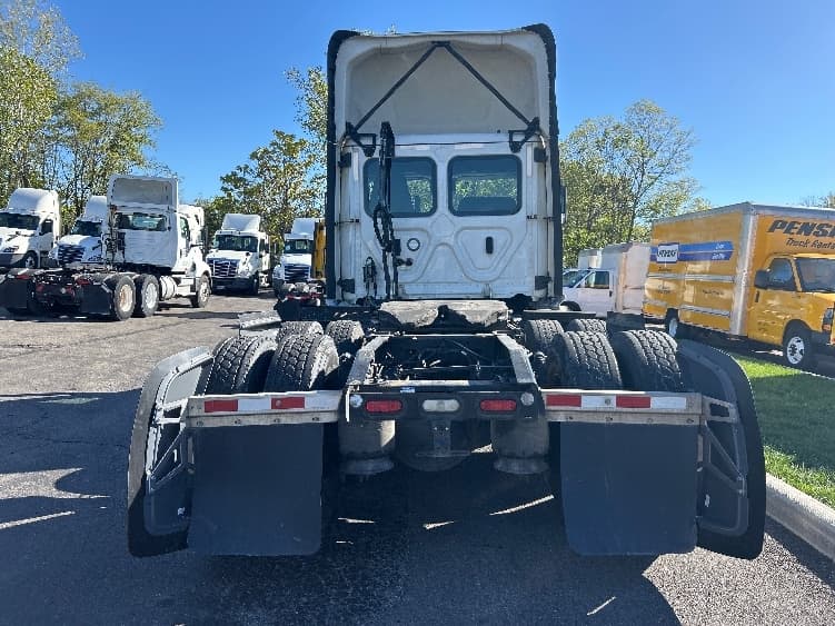 2022 Freightliner Cascadia — photo 6