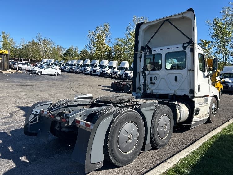 2022 Freightliner Cascadia — photo 7