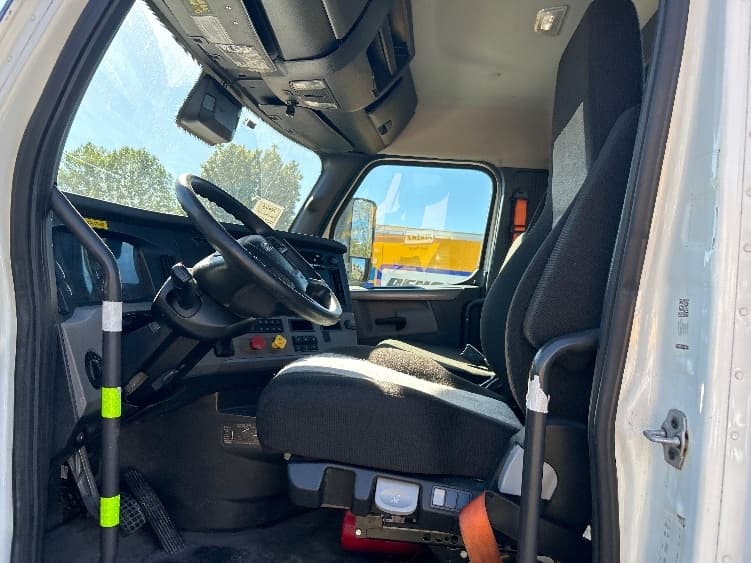 2022 Freightliner Cascadia — photo 9