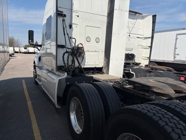 2022 International LT — photo 3